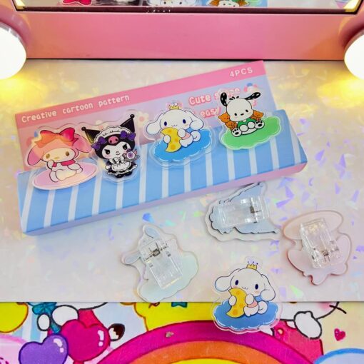 Broches Escolares Sanrio 4 PCS
