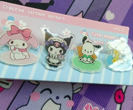 Broches Escolares Sanrio 4 PCS - Imagen 2