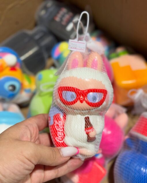 Squishy Labubu Coca Cola - Imagen 6