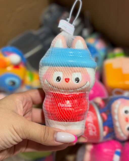 Squishy Labubu Coca Cola - Imagen 3