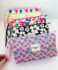 Alternative view of Necessaire Muakis Mucho Amor