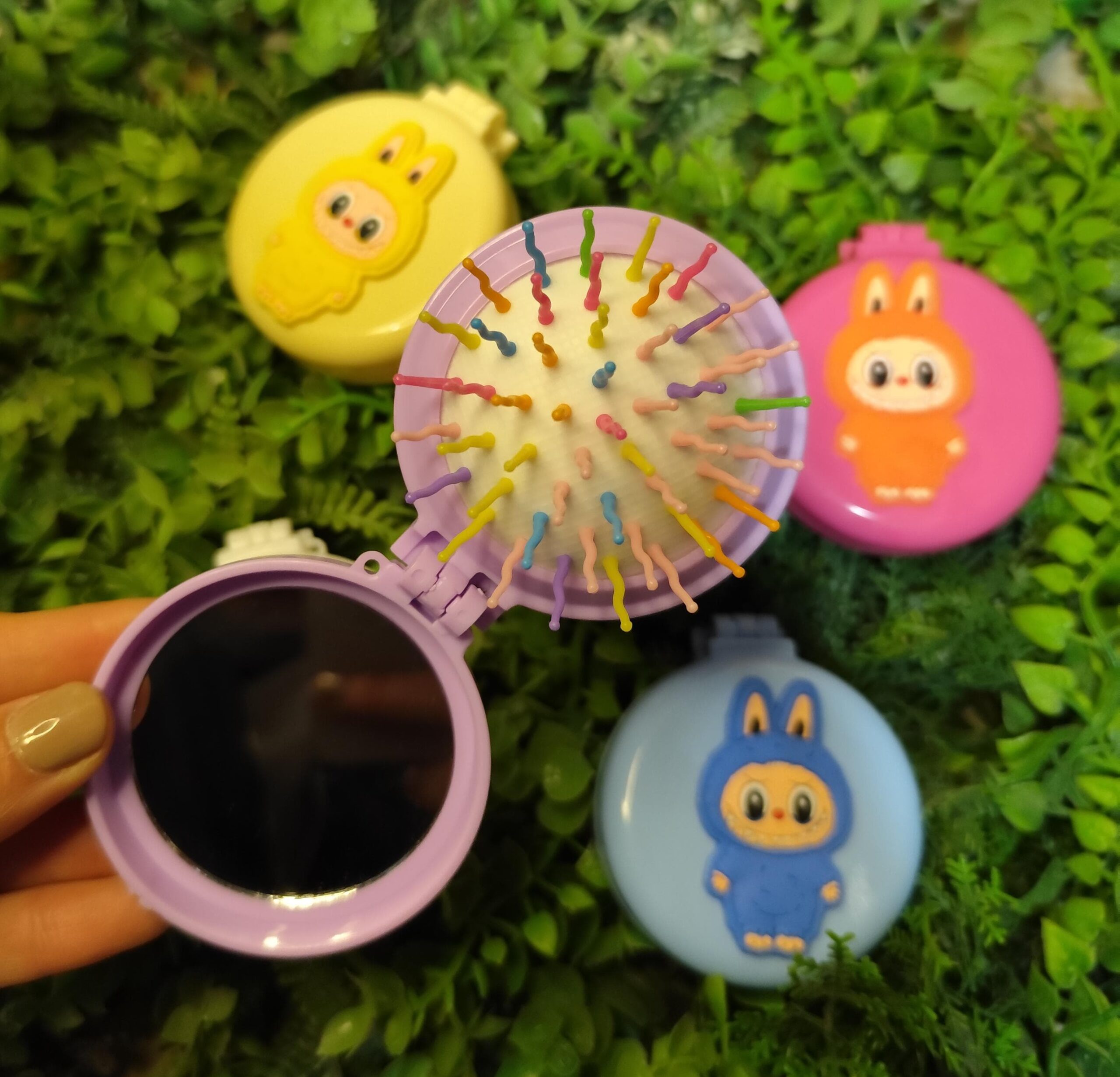 Peine con espejo labubu