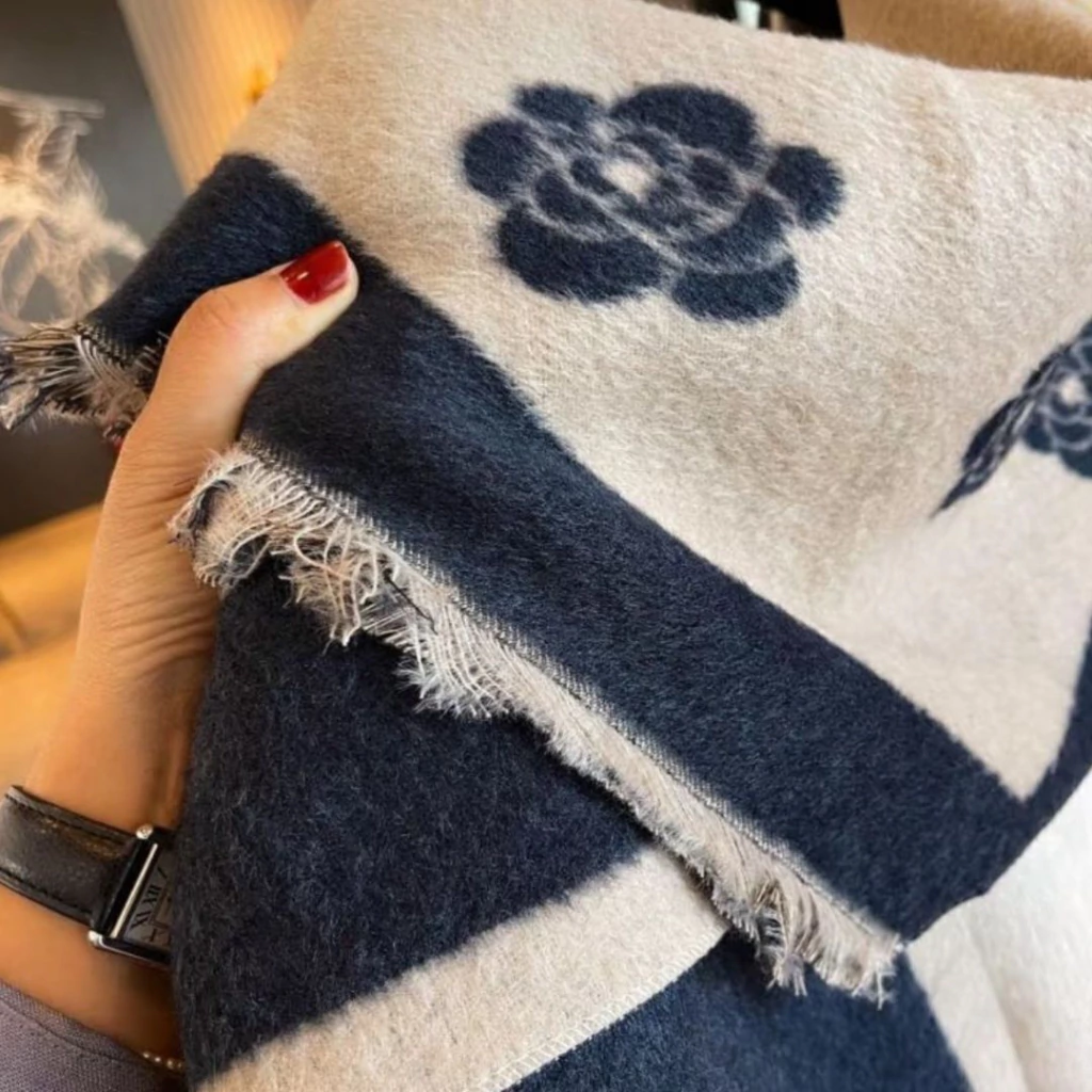 Ruana Bordada - Florcitas - Imagen 5